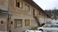 Razpadajoča kulturna dvorana v nekdanjem hlevu. Kaj takega se 
lahko dogaja samo v Unescovi,  uradno visoko razviti Idriji.