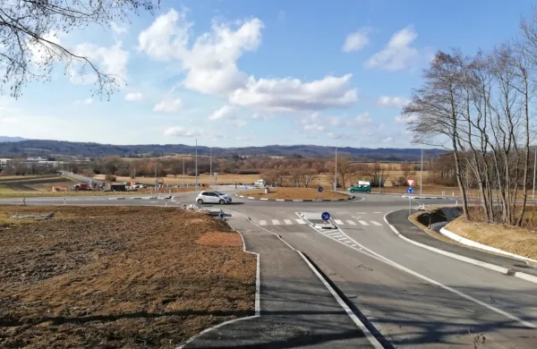 Novo krožišče na Tankovski cesti pri soseski S-13.