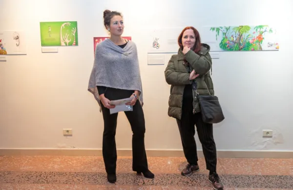 Tino Perko (desno) in njeno delo je predstavila kustosinja Ana Papež Križaj iz Obalnih galerij Piran.