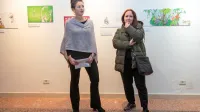 Tino Perko (desno) in njeno delo je predstavila kustosinja Ana Papež Križaj iz Obalnih galerij Piran.