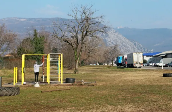 Travnik v občinski lasti tik ob meji in  Kolodvorska ulica ob njem bi lahko postala novo prizorišče sejma Expomego.