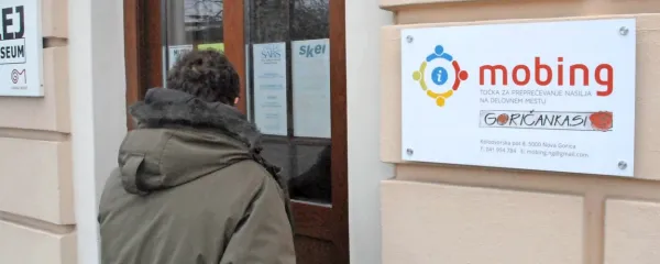 V info točki v Novi Gorici  nudijo predvsem informacije o tem, kako ukrepati v primeru nasilja (mobinga) na delovnem mestu.