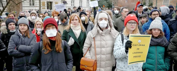 Mladi Sarajevčani, ki obraznih mask ne nosijo zgolj iz protesta, 
zahtevajo čist zrak, ki je po njihovem prepričanju temeljna 
človekova pravica.