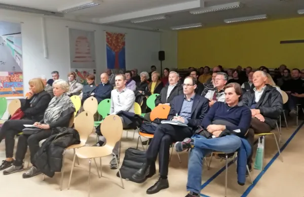 V polni dvorani so bili tudi investitorji in njihovi odvetniki, med 
njimi tudi Rok Cvetkov (v prvi vrsti desno), ki je pod Jadransko 
cesto postavil nadomestne montažne hišice.  
