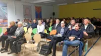 V polni dvorani so bili tudi investitorji in njihovi odvetniki, med 
njimi tudi Rok Cvetkov (v prvi vrsti desno), ki je pod Jadransko 
cesto postavil nadomestne montažne hišice.  