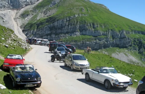 Brez  cestne krožne povezave  na sedlu  primanjkuje najmanj sto 
parkirišč.