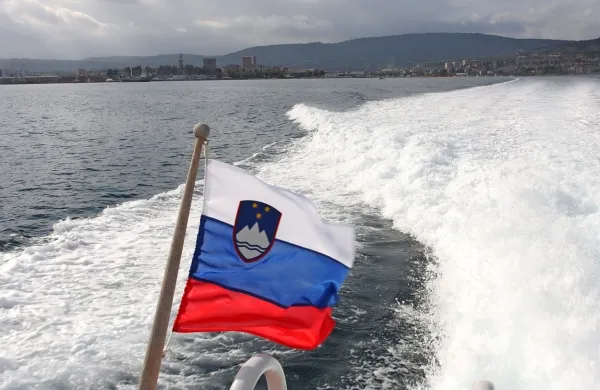 Dr. Marko Pavliha meni, da je odločitev Sodišča EU  taktično 
previdna in ima politični predznak. 