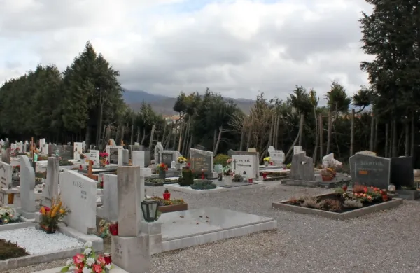 Postojnska občina bo vedndarle razširila pokopališče, in sicer na 
sedanjo zelenico do obstoječe ceste pri parkirišču.