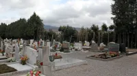 Postojnska občina bo vedndarle razširila pokopališče, in sicer na 
sedanjo zelenico do obstoječe ceste pri parkirišču.