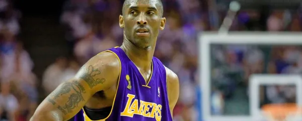 Kobe Bryant je v dresu Los Angeles Lakersov postavil številne 
mejnike.
