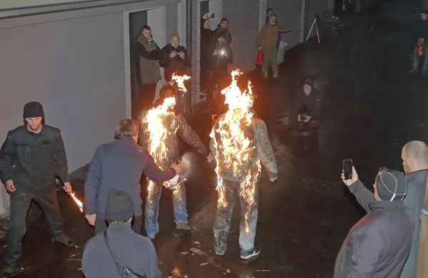 Kaskaderja, ki sta za potrebe treninga tudi zagorela, sta nosila 
zaščitno obleko, medtem ko sta kožo na rokah in glavi namazala z 
negorečo želatino.
