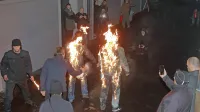 Kaskaderja, ki sta za potrebe treninga tudi zagorela, sta nosila 
zaščitno obleko, medtem ko sta kožo na rokah in glavi namazala z 
negorečo želatino.