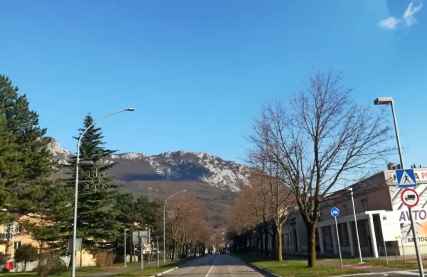 Goriška cesta je po ureditvi kolesarskih in pešpoti ožja, prometa 
pa ob konicah ni nič manj.