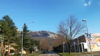 Goriška cesta je po ureditvi kolesarskih in pešpoti ožja, prometa 
pa ob konicah ni nič manj.