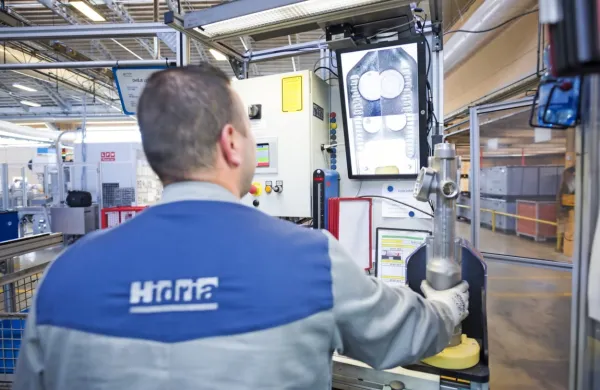 Hidria bo za hibridna in električna vozila BMW proizvajala dele 
vertikalnega aluminijastega volanskega sistema, ki omogoča 
samodejno električno nastavitev volana glede na velikost voznika.