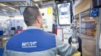 Hidria bo za hibridna in električna vozila BMW proizvajala dele 
vertikalnega aluminijastega volanskega sistema, ki omogoča 
samodejno električno nastavitev volana glede na velikost voznika.