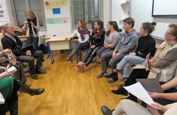 Pogovor o stripu o J. A. Scopoliju na kulturnem maratonu idrijske 
gimnazije (prva med organizatorji, Maja Justin Jerman, stoji).
