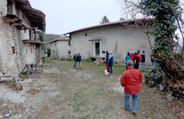 Napoved snemanja šova je v Slapnik pritegnila tisoče obiskovalcev. Zdaj se producenti umikajo. 