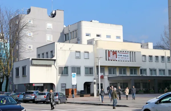 Naprodaj so prostori od prvega do petega nadstropja v poslovni 
stavbi Nove KBM v središču mesta.