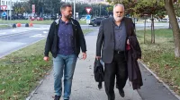 Odvetnik Bojan Pečnik (desno), ki zagovarja Sebastjana Kokla 
(levo), je po včerajšnji razglasitvi sodbe že napovedal pritožbo.   