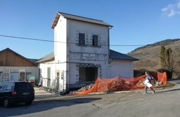 Z obnovo rudniškega poslopja na pol poti