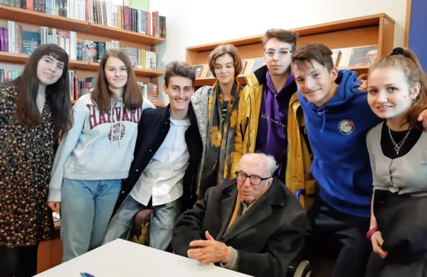 106-letni pisatelj Boris Pahor se je v Domu knjige najbolj razveselil mladih s koprske gimnazije. 