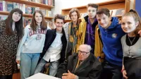 106-letni pisatelj Boris Pahor se je v Domu knjige najbolj razveselil mladih s koprske gimnazije. 
