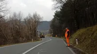 Potem ko so cesto med Sežano in Divačo dokončno izmerili, so del ceste  tudi temeljito obsekali, da 
so vidni vsi prometni znaki in da drevje ne ogroža varnosti na cesti. 