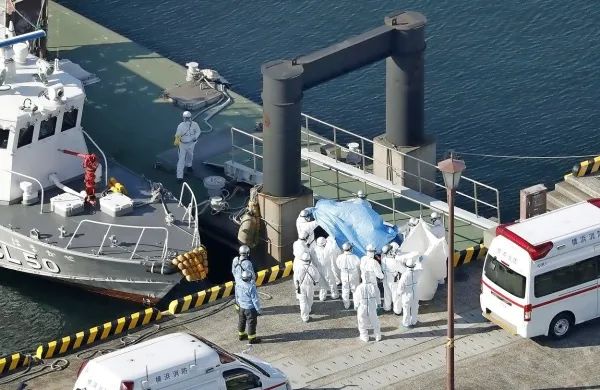 Japonske oblasti so danes potrdile deset novih okužb pri potnikih 
ladje za križarjenje, ki je obstala pred obalo Japonske.