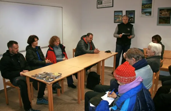 Igorja Maherja so se v nedeljo v Pliskovici spomnili (z leve): Andrej 
Bandelj, Maja Licul, Irena Kodele Krašna, Martin Šolar in Bogdan 
Macarol (stoji), ki je tudi vodil Igorjev pohod med kali.