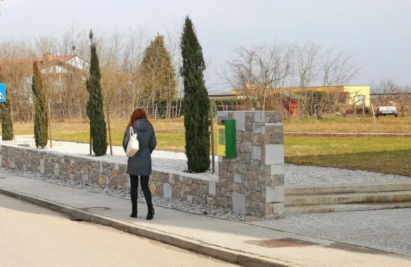 Vaški park so obdali s kamnitim obzidjem, letos bodo v njem 
namestili še klopce in zasadili zelenje.   