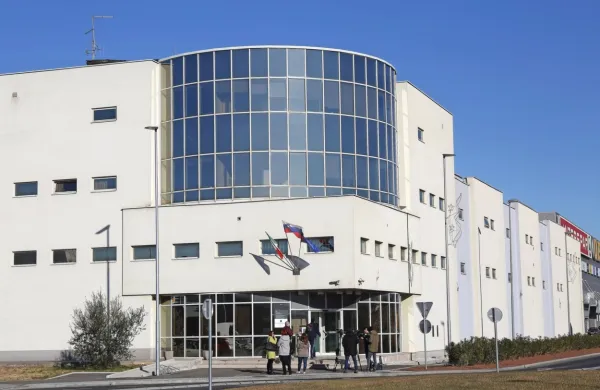 V koprskem zaporu so nedavno zmanjšali njegovo zasedenost 
tako, da so večje število obsojencev iz zaprtega režima preselili  v 
druge zapore po državi. 
