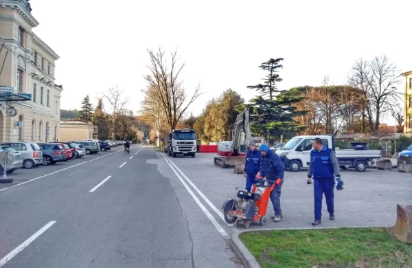 Delavci so začeli urejati Trg Evrope. Parkiranja ne bo več, območje 
bo osvetljeno, promet pa umirjen na 30 kilometrov na uro.  