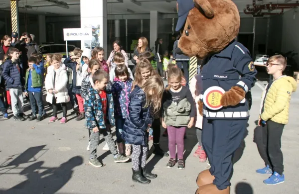 Otroci so bili najbolj navdušeni nad policijsko medvedko Piko.