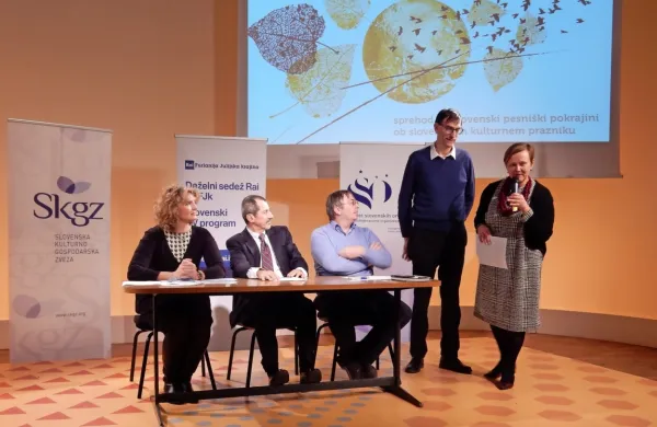 O prireditvi in pomenu slovenskih medijev v Italiji so včeraj spregovorili (z leve): Ksenija Dobrila, Guido Corso, Walter Bandelj, Marko 
Tavčar in Martina Repinc.