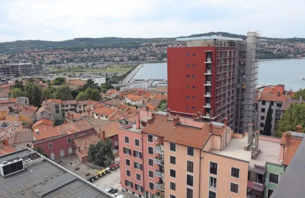 V obnovljenem  Tomosovem bloku so lani prodali  več kot 60 
stanovanj  po 3300 do 4300 evrov za kvadratni meter. 