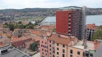 V obnovljenem  Tomosovem bloku so lani prodali  več kot 60 
stanovanj  po 3300 do 4300 evrov za kvadratni meter. 