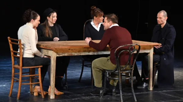 V predstavi Samo konec sveta igrajo (z leve) Tina Gunzek, Sara Gorše,  Maja Blagovič,  Primož Forte in Romeo Grebenšek. 