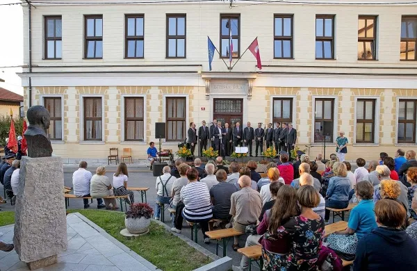 Društvo daje kulturni utrip kraju tudi s tradicionalnim Koncertom
pod lipo pred obnovljeno staro šolo, danes kulturnim domom.
