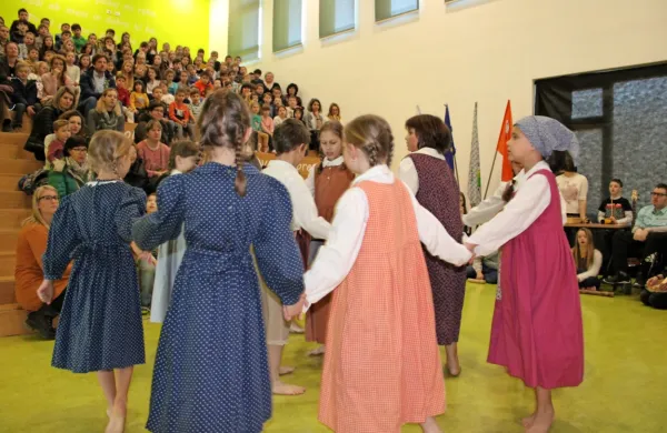 Dan odprtih vrat prilagojenega programa z nižjim izobrazbenim 
standardom so  obogatili s prisrčnim nastopom.   