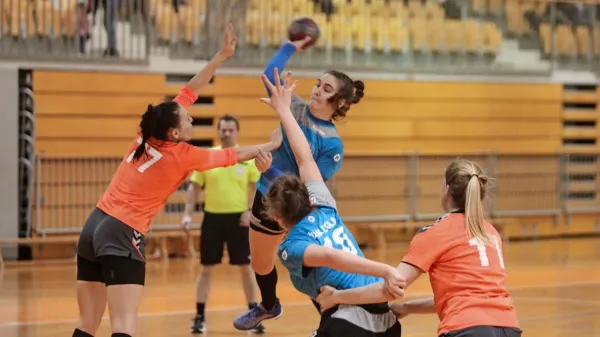 V lokalnem obračunu so dekleta prikazala tudi “moško” igro.