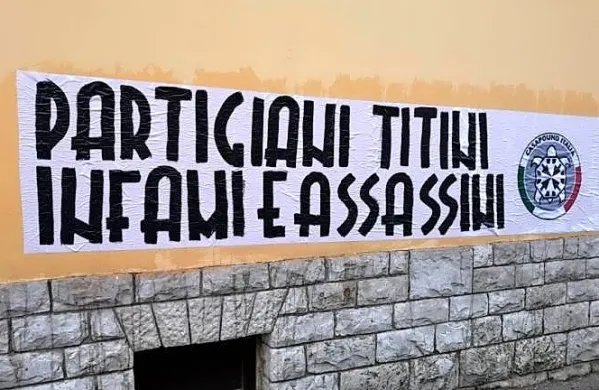 Transparent na stavbi Prosvetnega doma na Opčinah.