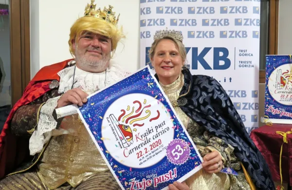 Kralj Trumpič in kraljica Melisa se hudomušno zgledujeta po 
ameriškem “kraljevskem” paru.