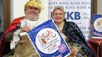 Kralj Trumpič in kraljica Melisa se hudomušno zgledujeta po 
ameriškem “kraljevskem” paru.