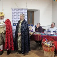 Na predstavitvi programa Kraškega pusta sta zbrane pozdravila tudi kralj Trumpič in kraljica Melisa.