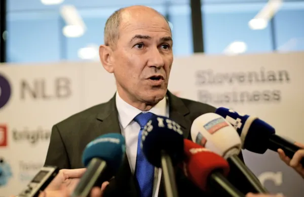 Janez Janša je v pismu, s katerim je predsednike drugih strank 
povabil k pogovorom, napovedal, da bi se pogovori med tistimi ,ki 
so pripravljeni na sodelovanje, lahko nadaljevali v torek. 