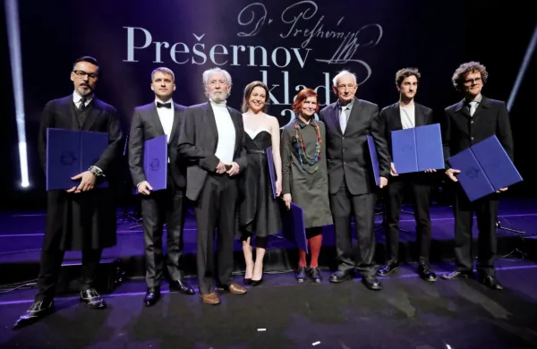 Po državni proslavi so se na odru Galllusove dvorane Cankarjevega doma zbrali Prešernovi nagrajenci (z leve)  Alan Hranitelj, Rok Biček, Milko Šparemblek, Nina Ivanišin,  Suzana Koncut, 
Stojan Kerbler,   Nejc Prah in   Luka Juhart. 



