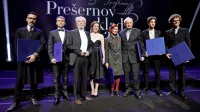Po državni proslavi so se na odru Galllusove dvorane Cankarjevega doma zbrali Prešernovi nagrajenci (z leve)  Alan Hranitelj, Rok Biček, Milko Šparemblek, Nina Ivanišin,  Suzana Koncut, 
Stojan Kerbler,   Nejc Prah in   Luka Juhart. 



