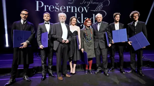 Po državni proslavi so se na odru Galllusove dvorane Cankarjevega doma zbrali Prešernovi nagrajenci (z leve)  Alan Hranitelj, Rok Biček, Milko Šparemblek, Nina Ivanišin,  Suzana Koncut, 
Stojan Kerbler,   Nejc Prah in   Luka Juhart. 



