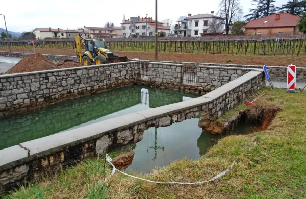 Zid se je porušil in se skupaj z zemljo  usul v lokovco, ki je globoka 
kar pet ali šest metrov. 